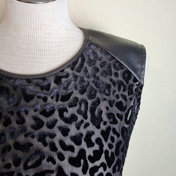DKNY Host Pick  Black Blooms Faux Leather Shoulder & Neckline Top Size M - Picture 3 of 7